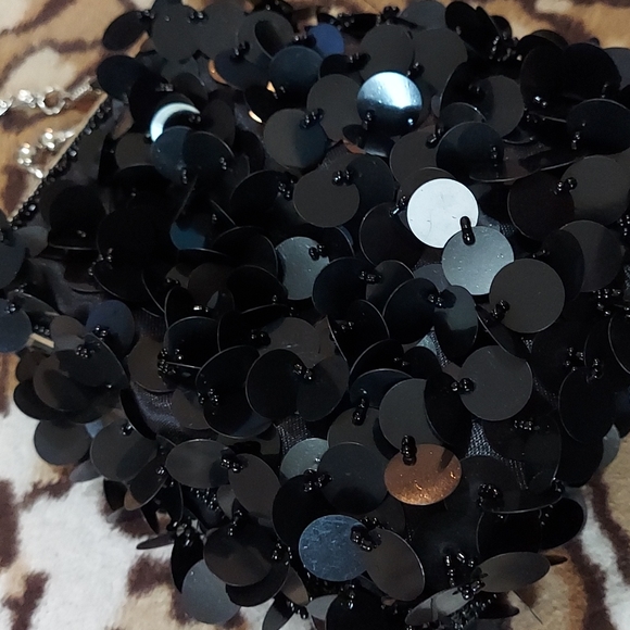 SALE‼️ Handbag w/ chain strap - Picture 3 of 4